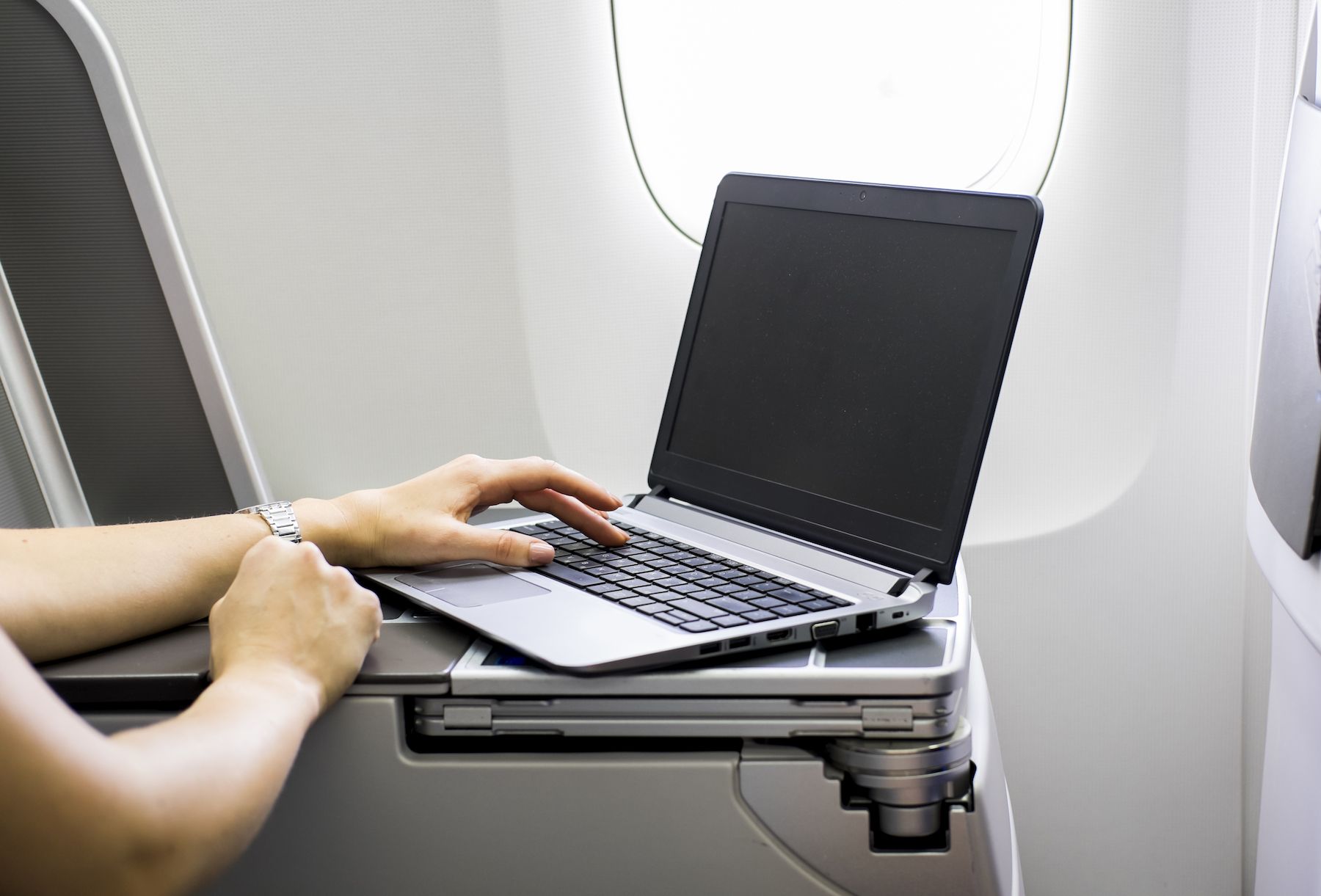 Có Được Mang Laptop Lên Máy Bay Không? Tìm Hiểu Cùng Vietjet Giá Rẻ