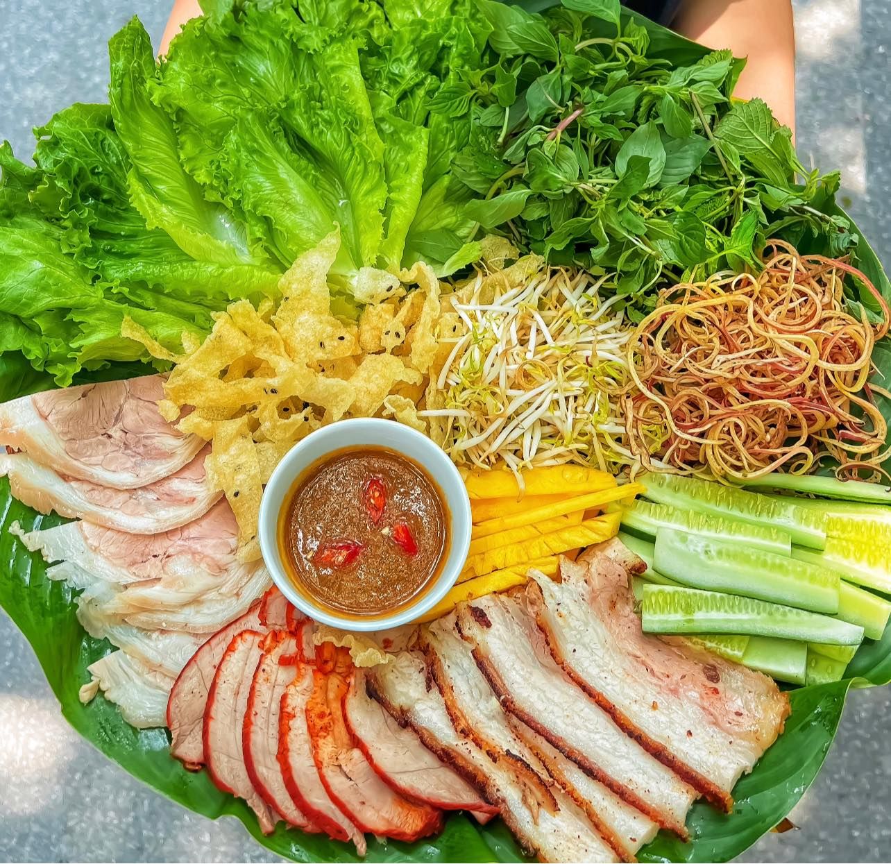 Thưởng Thức Bánh Tráng Cuốn Thịt Heo Đà Nẵng Chuẩn Vị – Cùng Vietjet Khám Phá