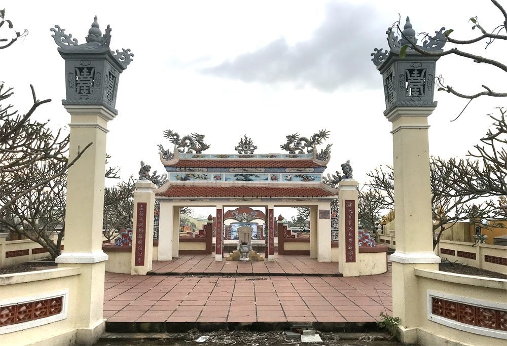 Trải Nghiệm Di Sản Lịch Sử Đặc Sắc Tại Mộ Ông Ích Khiêm – Khám Phá Cùng Vietjet giá rẻ