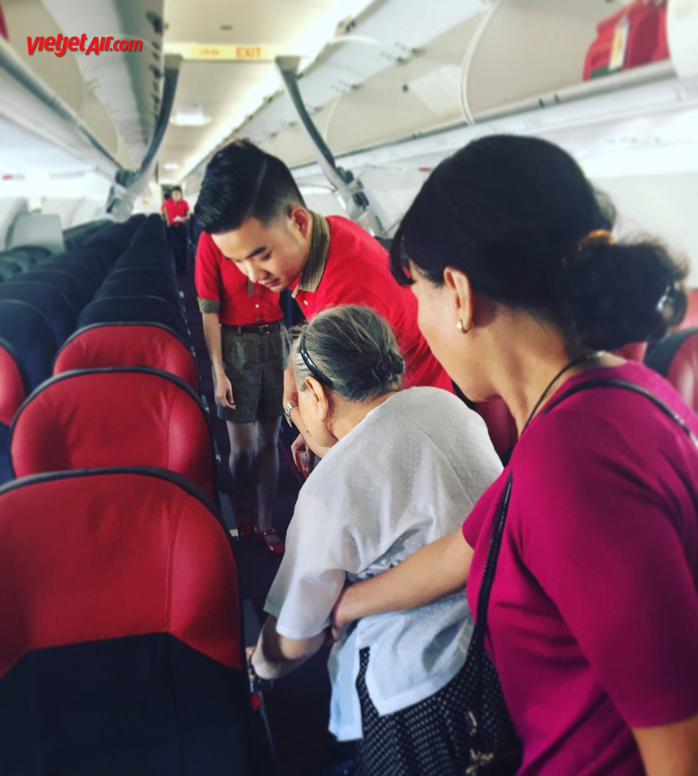 Cách chuẩn bị trước chuyến bay cho người cao tuổi: Những lưu ý quan trọng giúp chuyến đi an toàn và thoải mái