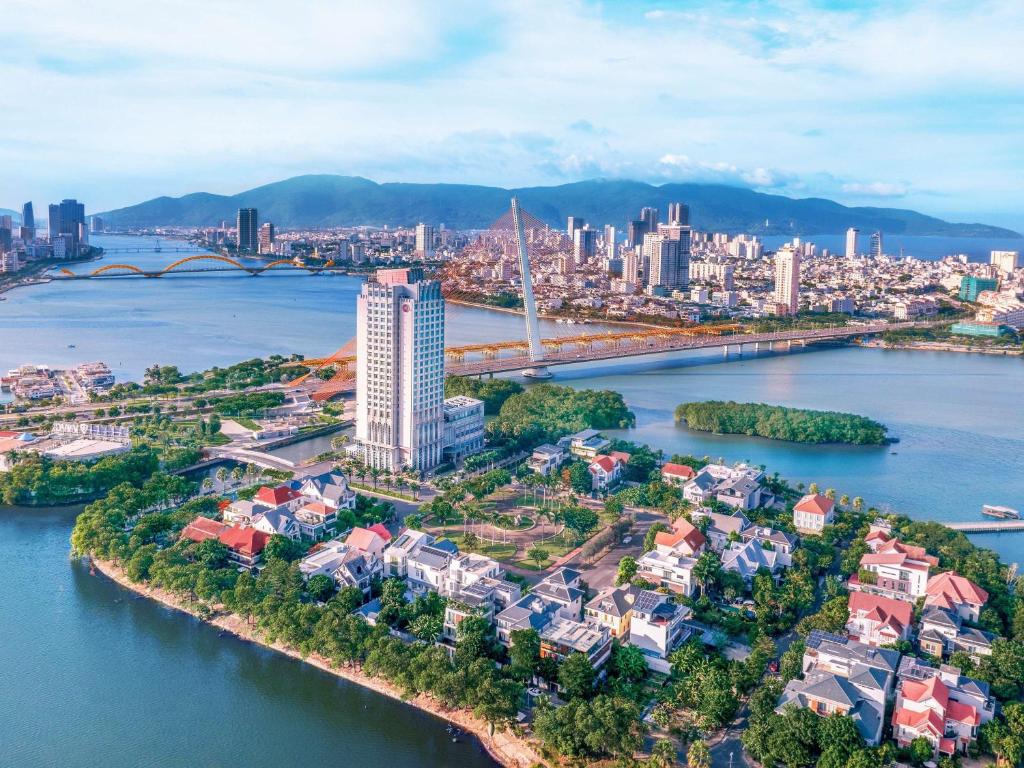Cách xử lý khi có sự cố với người cao tuổi: Hướng dẫn từ Vietjet giá rẻ