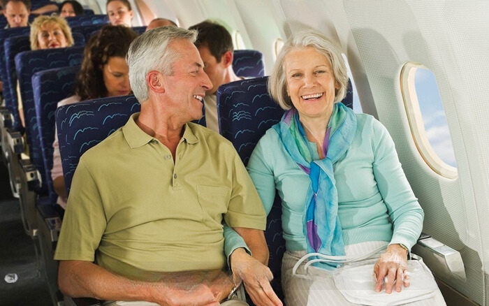 Cách xử lý khi có sự cố với người cao tuổi: Hướng dẫn từ Vietjet giá rẻ