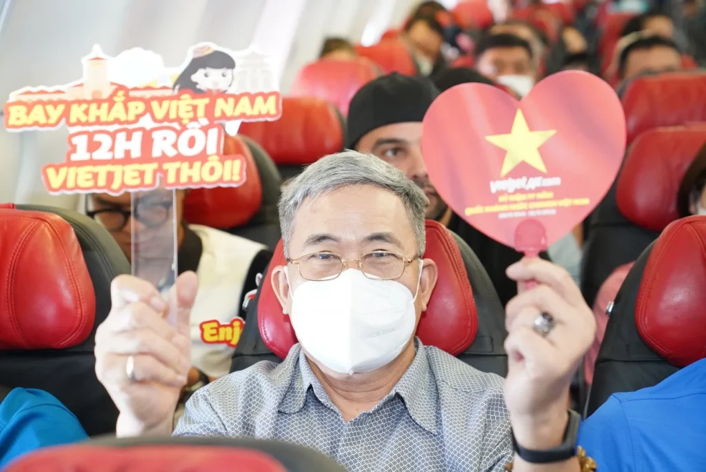 Cách xử lý khi có sự cố với người cao tuổi: Hướng dẫn từ Vietjet giá rẻ
