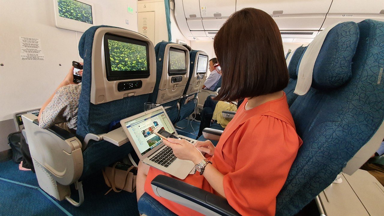 Có Được Mang Laptop Lên Máy Bay Không? Tìm Hiểu Cùng Vietjet Giá Rẻ