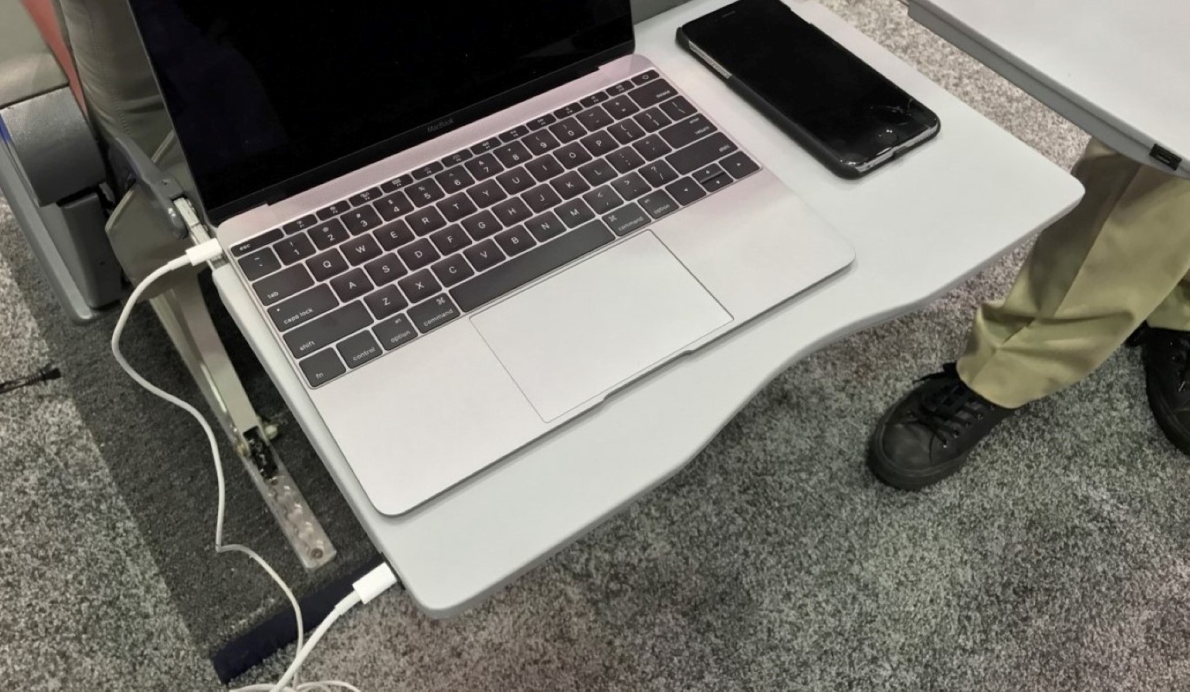 Có Được Mang Laptop Lên Máy Bay Không? Tìm Hiểu Cùng Vietjet Giá Rẻ