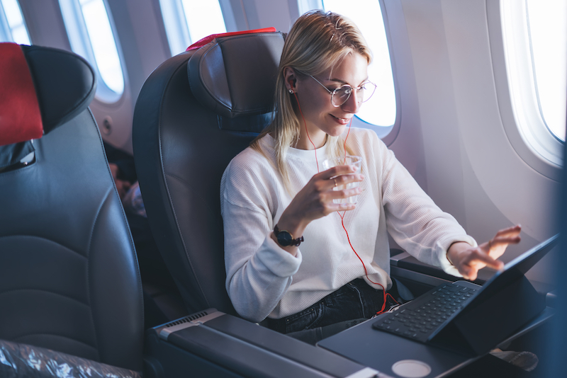 Có Được Mang Laptop Lên Máy Bay Không? Tìm Hiểu Cùng Vietjet Giá Rẻ