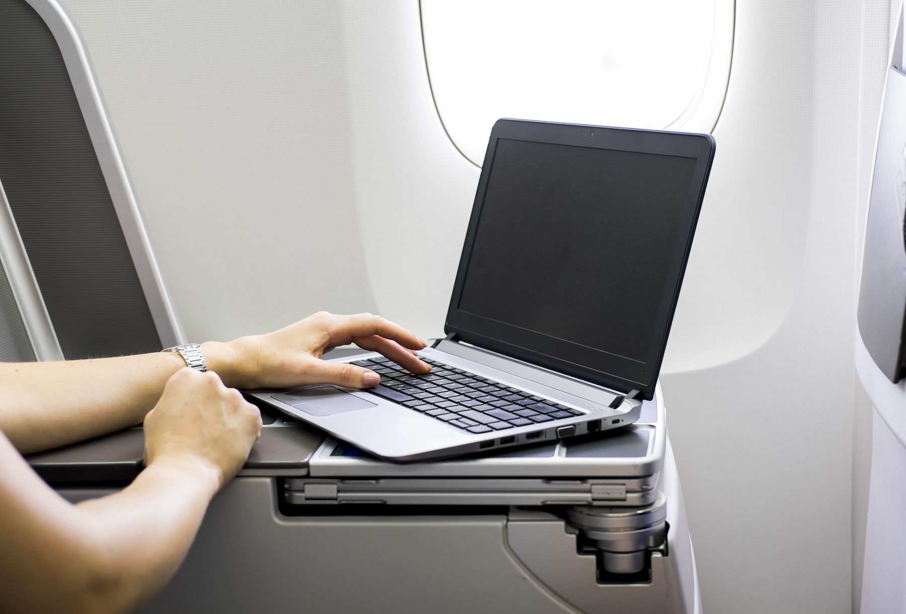Có Được Mang Laptop Lên Máy Bay Không? Tìm Hiểu Cùng Vietjet Giá Rẻ