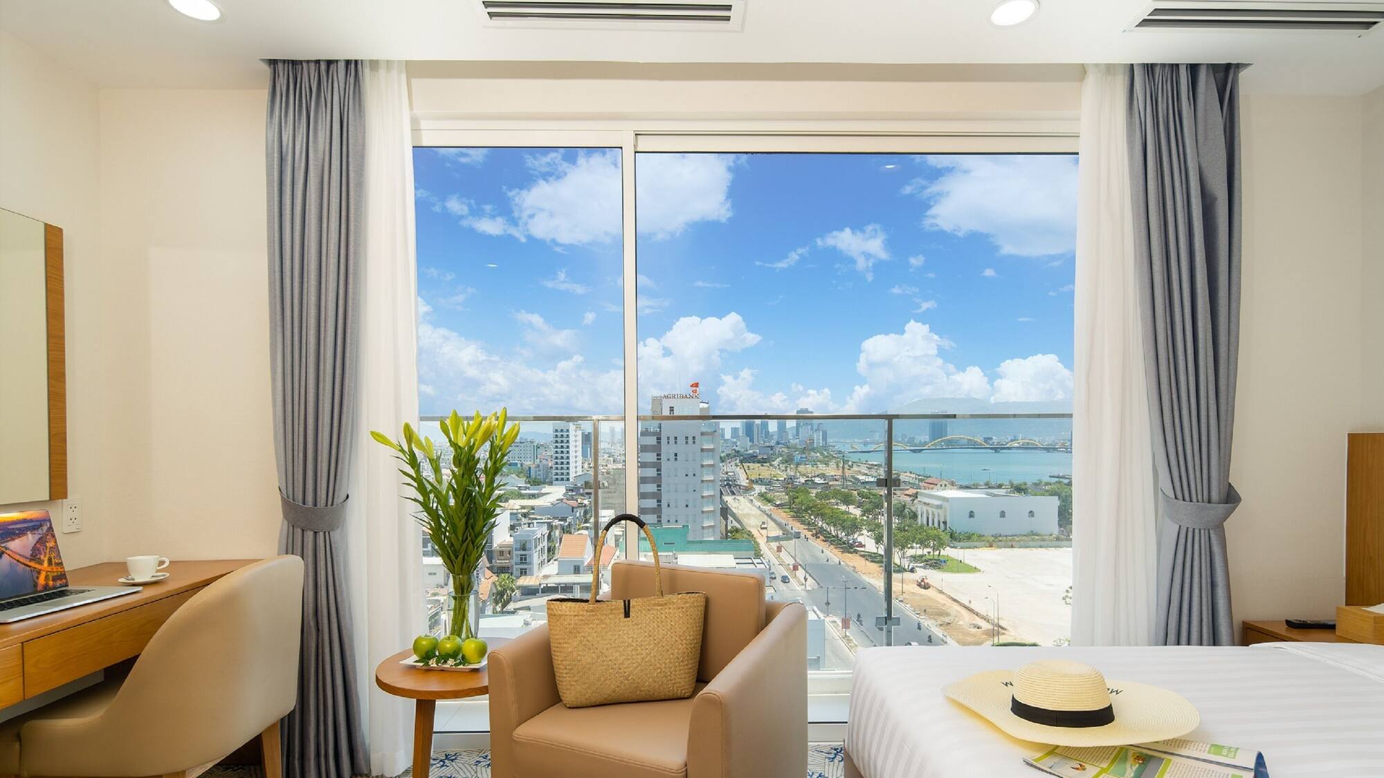 Cửa Thoát Hiểm Máy Bay: Vị Trí, Cách Sử Dụng và Những Điều Cần Lưu Ý