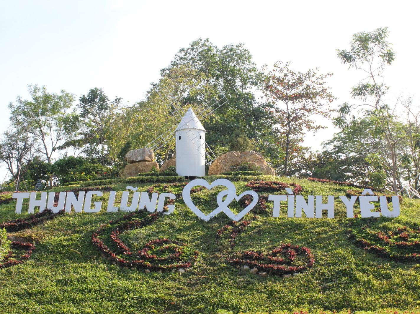 Cung Đường Tình Yêu Ở Đà Lạt: Khám Phá Vẻ Đẹp Lãng Mạn Giữa Thành Phố Sương Mù