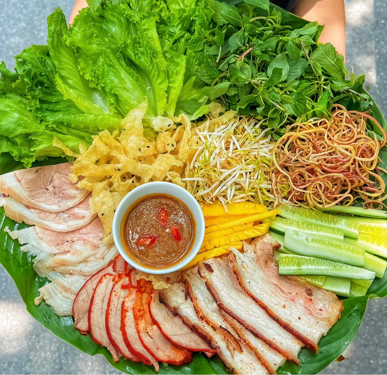 Thưởng Thức Bánh Tráng Cuốn Thịt Heo Đà Nẵng Chuẩn Vị – Cùng Vietjet Khám Phá